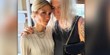 Σοφία Καρβέλα για το τσαντάκι του πατέρα της: «Ο μπαμπάς έχει γούστο»