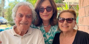 Alldaynews.gr Χάρις Αλεξίου: «Αδέλφια μου για πάντα»-Συναντήθηκε με τον πρώην σύζυγό της και τη σύντροφό του