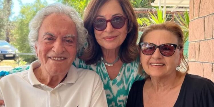 Alldaynews.gr Χάρις Αλεξίου: «Αδέλφια μου για πάντα»-Συναντήθηκε με τον πρώην σύζυγό της και τη σύντροφό του