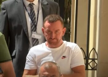 Αυτός είναι ο Αλβανός Μακελάρης-Έκαψε ζωντανούς θεία και ανιψιό στην Αίγινα το 2015