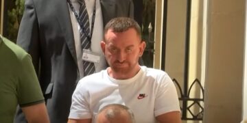 Alldaynews.gr Αυτός είναι ο Αλβανός Μακελάρης-Έκαψε ζωντανούς θεία και ανιψιό στην Αίγινα το 2015