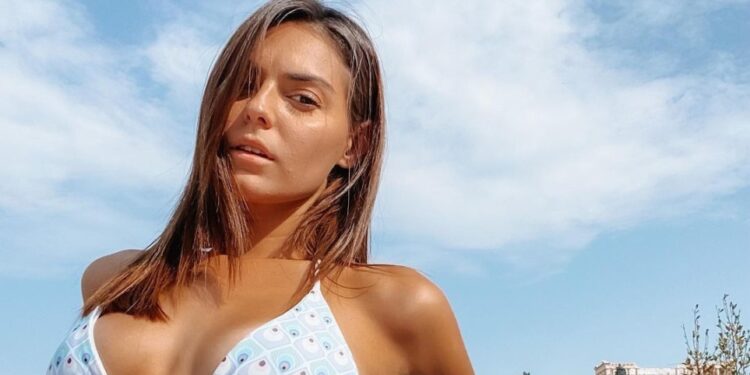 Η Βρισηίδα Ανδριώτου με καυτό μαγιό στη Χαλκιδική (φωτο)