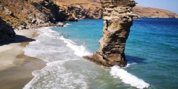 Άνδρος: «Γιατί μου κόψανε το χέρι;» – Τα πρώτα λόγια του 15χρονου μετά τον τραυματισμό του από ταχύπλοο