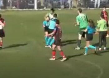 Επίθεση-σοκ ποδοσφαιριστή σε γυναίκα διαιτητή: Τη χτύπησε και την έριξε κάτω! (video)
