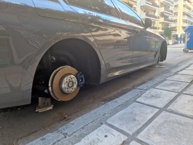 Θεσσαλονίκη: Έκλεψαν τα ζαντολάστιχα από πολυτελή BMW και την στήριξαν πάνω σε ξύλα!
