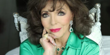 Τζόαν Κόλινς: Ποζάρει με το μπικίνι της και αποθεώνεται – Πόσο χρονών είναι