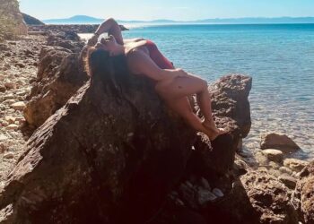 Τρέλανε τους άντρες η Δανάη Μπάρκα: Η τολμηpή φωτογραφία με μαγιό πάνω στα βράχια