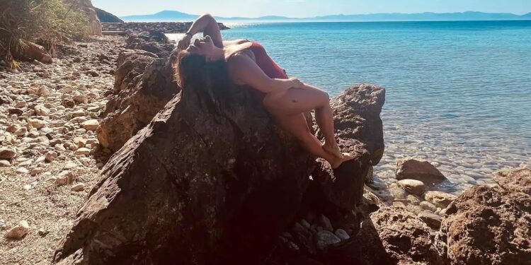 Τρέλανε τους άντρες η Δανάη Μπάρκα: Η τολμηpή φωτογραφία με μαγιό πάνω στα βράχια