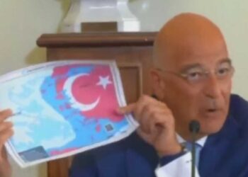 Ο Νίκος Δένδιας έδειξε χάρτη τουρκικής προπαγάνδας σε απόφοιτους και φοιτητές του Harvard