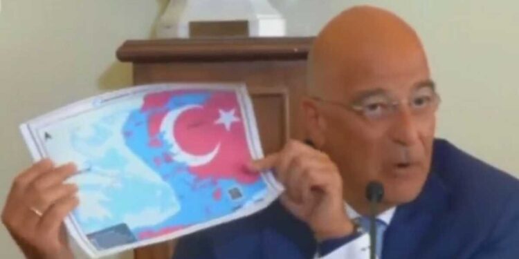 Ο Νίκος Δένδιας έδειξε χάρτη τουρκικής προπαγάνδας σε απόφοιτους και φοιτητές του Harvard