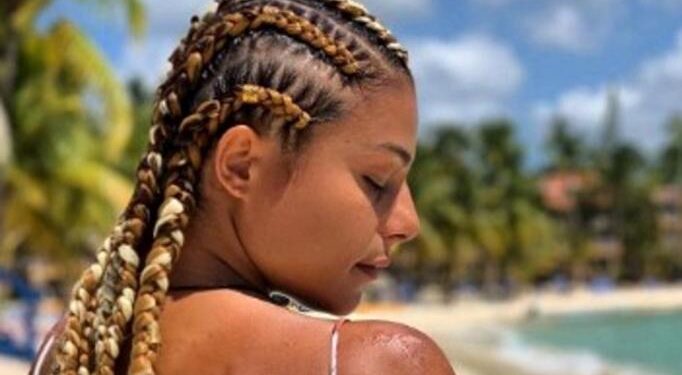 Ελευθερία Ελευθερίου: Ξαπλώνει πάνω σε κάγκελα σκάφους με μικροσκοπικό μπικίνι και κολάζει