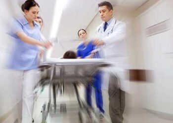 Ασύλληπτη Τραγωδία: Πατέρας 3 παιδιών πέθανε στα Επείγοντα στην αγκαλιά της συζύγου του