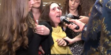 “Εκκλησία των Εθνών”: Έτσι… διώχνει τον Σατανά ο εξορκιστής της Θεσσαλονίκης (video)