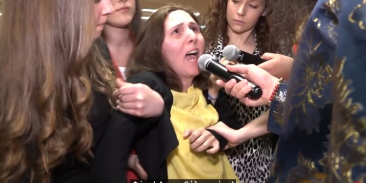 “Εκκλησία των Εθνών”: Έτσι… διώχνει τον Σατανά ο εξορκιστής της Θεσσαλονίκης (video)