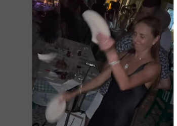 Πεσκόφ: Η σύζυγός του ξεφαντώνει στην Ελλάδα σπάζοντας πιάτα – Δείτε το βίντεο που ανέβασε