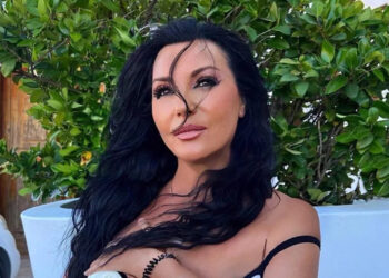 Η Πόπη Μαλλιωτάκη κολυμπάει τόπλες και προκαλεί «τσουνάμι» στα social media