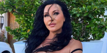 Alldaynews.gr Η Πόπη Μαλλιωτάκη κολυμπάει τόπλες και προκαλεί «τσουνάμι» στα social media