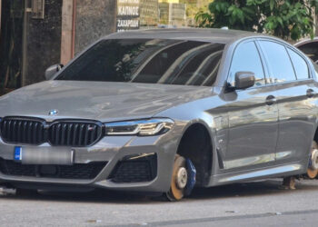 Θεσσαλονίκη: Έκλεψαν τα ζαντολάστιχα από πολυτελή BMW και την στήριξαν πάνω σε ξύλα!