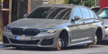 Θεσσαλονίκη: Έκλεψαν τα ζαντολάστιχα από πολυτελή BMW και την στήριξαν πάνω σε ξύλα!