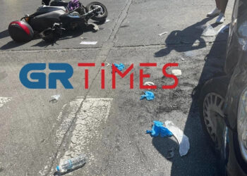 Θεσσαλονίκη: Έπαθε ανακοπή στο τιμόνι και προκάλεσε τροχαίο – Σε κρίσιμη κατάσταση ο δικυκλιστής (φωτο, video)