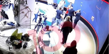 Alldaynews.gr Τουρκία: Βουλευτής μαζί με τον σωματοφύλακά του ξυλοκόπησαν δημοσιογράφο στον αέρα – Δείτε βίντεο