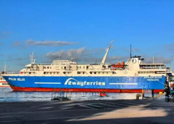 ΕΚΤΑΚΤΟ: Επιβατικό πλοίο με 591 επιβάτες προσέκρουσε στο λιμάνι στην Αίγινα