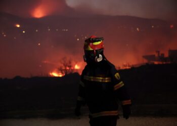 Ολονύχτια μάχη με τις φλόγες στο Άγιο Όρος- Πού εκτείνεται το πύρινο μέτωπο