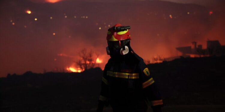Ολονύχτια μάχη με τις φλόγες στο Άγιο Όρος- Πού εκτείνεται το πύρινο μέτωπο