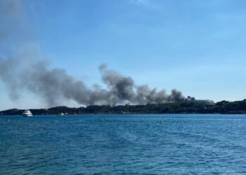 Συμβαίνει Τώρα: Μεγάλη φωτιά στον Αστέρα Βουλιαγμένης
