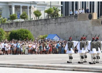 Πάνω από 1.000 τουρίστες στην αλλαγή της προεδρικής φρουράς