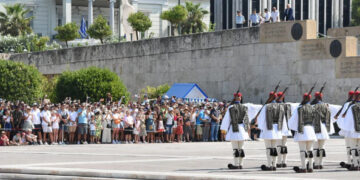 Alldaynews.gr Πάνω από 1.000 τουρίστες στην αλλαγή της προεδρικής φρουράς