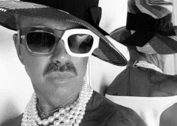 Λάκης Γαβαλάς: Στα 70 του ποζάρει γυμνός στον καθρέφτη φορώντας μόνο μια μπαντάνα