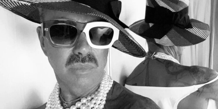 Λάκης Γαβαλάς: Στα 70 του ποζάρει γυμνός στον καθρέφτη φορώντας μόνο μια μπαντάνα