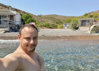 Γκίκας Μαγιορκίνης: H selfie από την παραλία, τα σχόλια για το “αλαβάστρινο κορμί” και η απάντησή του