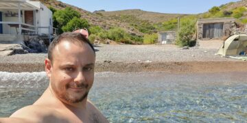 Alldaynews.gr Γκίκας Μαγιορκίνης: H selfie από την παραλία, τα σχόλια για το “αλαβάστρινο κορμί” και η απάντησή του