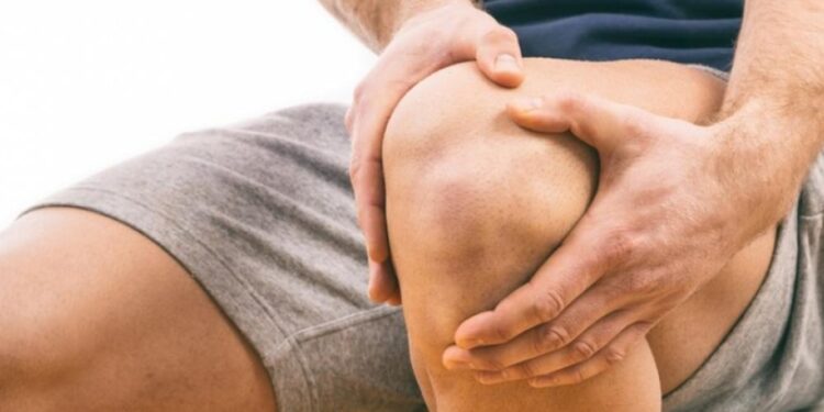 Τι μπορεί να σας συμβαίνει αν σας πονάνε τα γόνατά σας τη νύχτα