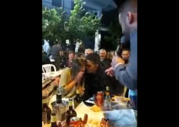 Alldaynews.gr Της έκανε πρόταση γάμου με κλαρίνα στο πανηγύρι – Ο τραγουδιστής και η απάντηση (video)