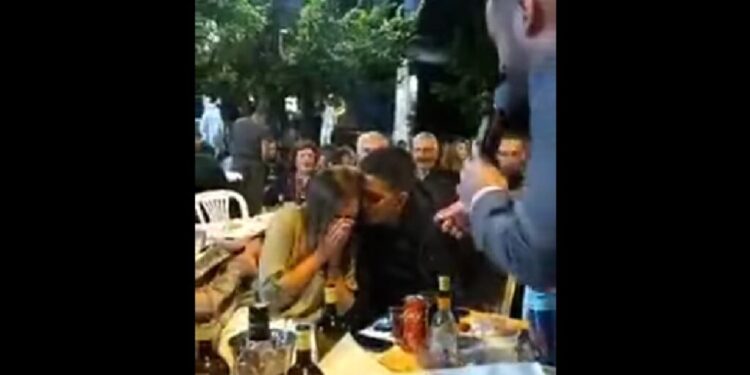 Alldaynews.gr Της έκανε πρόταση γάμου με κλαρίνα στο πανηγύρι – Ο τραγουδιστής και η απάντηση (video)
