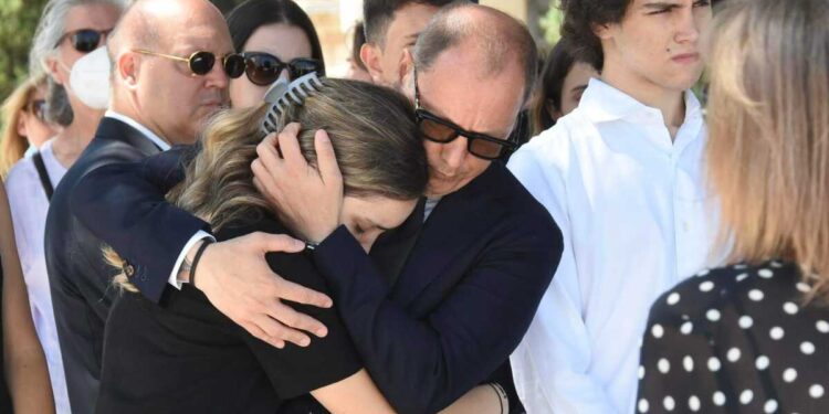 Alldaynews.gr Θρήνος στο τελευταίο αντίο στον Σταύρο Ψυχάρη (φωτο, video)