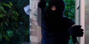 Προσοχή! Έτσι θα καταλάβετε ότι το σπίτι σας παρακολουθείται από διαρρήκτες