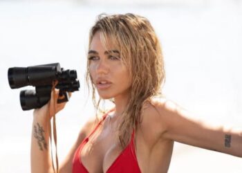 Κόνι Μεταξά: Κατεβάζει το εσώρουχο και… μας δείχνει τατουάζ σε επίμαχο σημείο