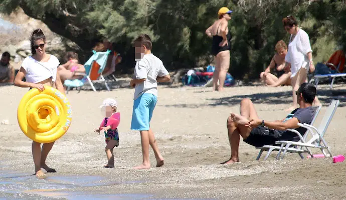 Ο Σωτήρης Κοντιζάς με τη σύζυγο και τα παιδιά τους στην παραλία, είναι ο ορισμός του «έχω οικογενειακά βάρη»