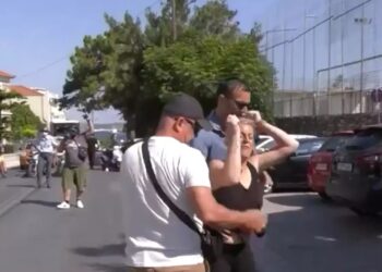 Alldaynews.gr Πρόσωπο με πρόσωπο η μητέρα με τον Αστυνομικό: «Τι σου έκανε το μωρό μου, παιδεραστή» (video)