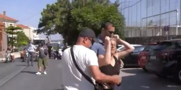 Alldaynews.gr Πρόσωπο με πρόσωπο η μητέρα με τον Αστυνομικό: «Τι σου έκανε το μωρό μου, παιδεραστή» (video)