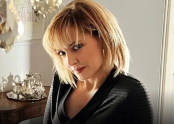 Η Υρώ Λούπη ποζάρει στα 51 της με μαγιό και μας αφήνει άφωνους