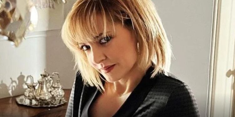 Η Υρώ Λούπη ποζάρει στα 51 της με μαγιό και μας αφήνει άφωνους