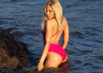 «Κόλαση» η Ιωάννα Μαλέσκου με καυτό μπικίνι στην αμμουδιά