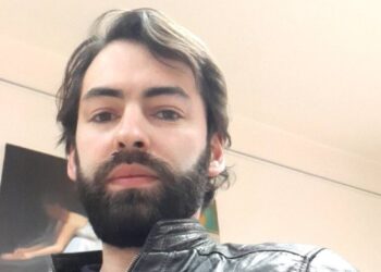 Εικόνες φρίκης: Ρώσος μισθοφόρος κρατά στα χέρια του κρανίο Ουκρανού στρατιώτη και λέει ότι θα το κάνει «κύπελο»