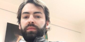 Alldaynews.gr Εικόνες φρίκης: Ρώσος μισθοφόρος κρατά στα χέρια του κρανίο Ουκρανού στρατιώτη και λέει ότι θα το κάνει «κύπελο»