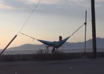 Μύκονος: Έστησε αιώρα σε κολώνες της ΔΕΗ και είδε το ηλιοβασίλεμα χωρίς να πληρώσει ούτε ένα ευρώ